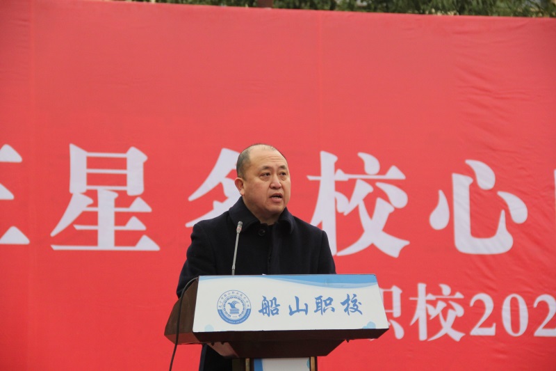 黨支部書記、校長 宋兵 宣讀教師市級以上獲獎.jpg